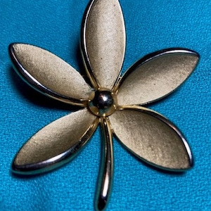 Trifari Brooch Flower 5 Petals Center and Stem Locking Clasp Large Vintage Looks New