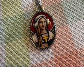 Medalla de Santa Fe a todo color, montura de plata, patrona de los soldados y prisioneros, cadena de acero inoxidable.