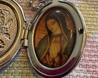 Medaljong Silver Lady Guadalupe Färg Dubbelsidig Rostfritt Stålkedja Estate Piece