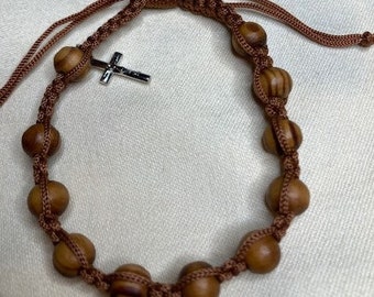 Pulsera Rosario Especial Cuentas de Madera de Olivo Ajustable Crucifijo Marrón Plateado Ligero