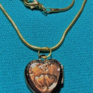 Medallón dorado en forma de corazón con doble corazón grabado en la parte delantera, Cadena de oro nuevo de aspecto vintage