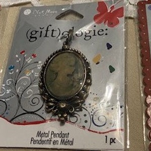 Lot 3 Hängsmycken Ny IOP Estate Sale Cameo Tekanna Plast Färgglad och Fyrkantig Metall Aqua Vit Design