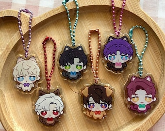 Könnte beinhalten: Sechs Acryl-Schlüsselanhänger mit Chibi-Figuren mit Tierohren, die jeweils an einer farbigen Metallkugelkette befestigt sind. Die Figuren haben unterschiedliche Haarfarben, Augenfarben und kleine Fliegen im flachen Cartoon-Stil.