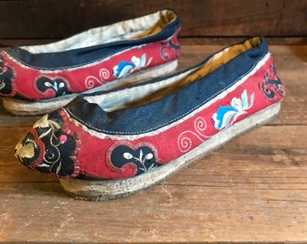 19th Century Qing Dynasty Silk Embroidered Shoes / Antique Chinese Slippers