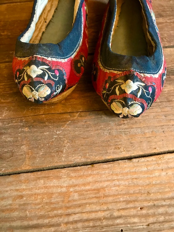 19th Century Qing Dynasty Silk Embroidered Shoes … - image 3