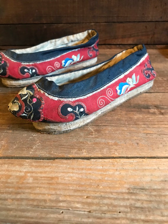 19th Century Qing Dynasty Silk Embroidered Shoes /