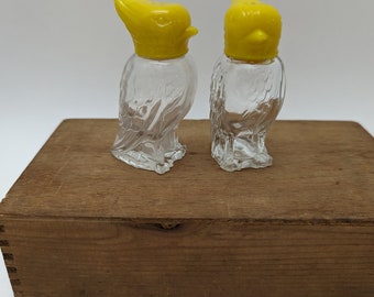 Vintage glass bird figurine salt and pepper shakers