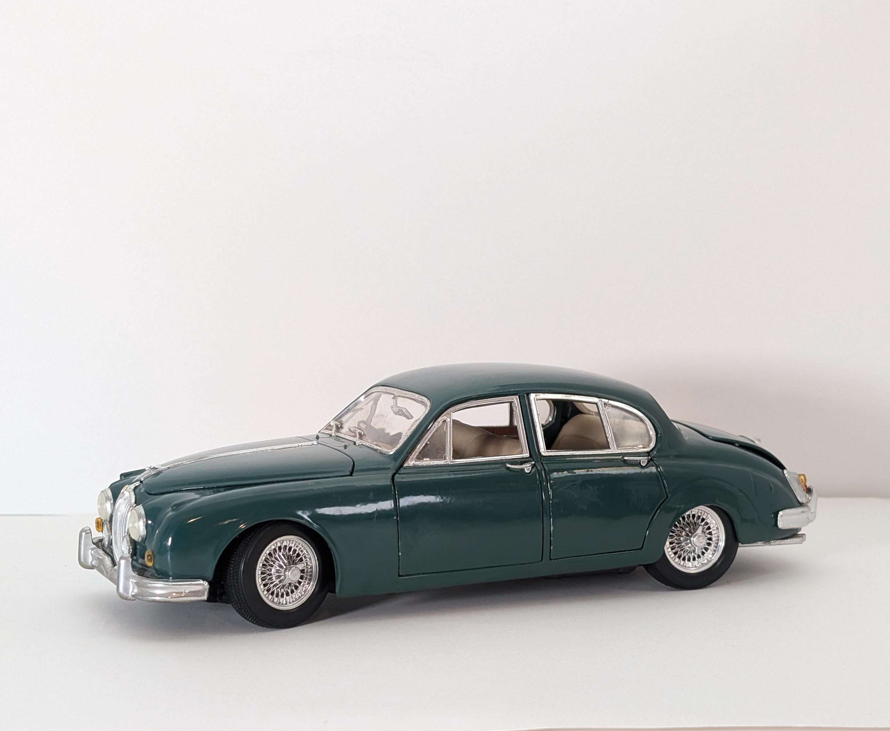 Maisto Special Edition Jaguar Mark II 1959 3.8 Green 1:18 Scale