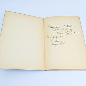 Pu&ograve; includere: Un libro aperto con pagine color crema invecchiate. Iscrizione manoscritta in inchiostro nero sulla pagina destra: "To Virginia O. Dall, with the love of Evelyn Nichols Sena, 1915- July 1910, Je Maver, Humpetech."