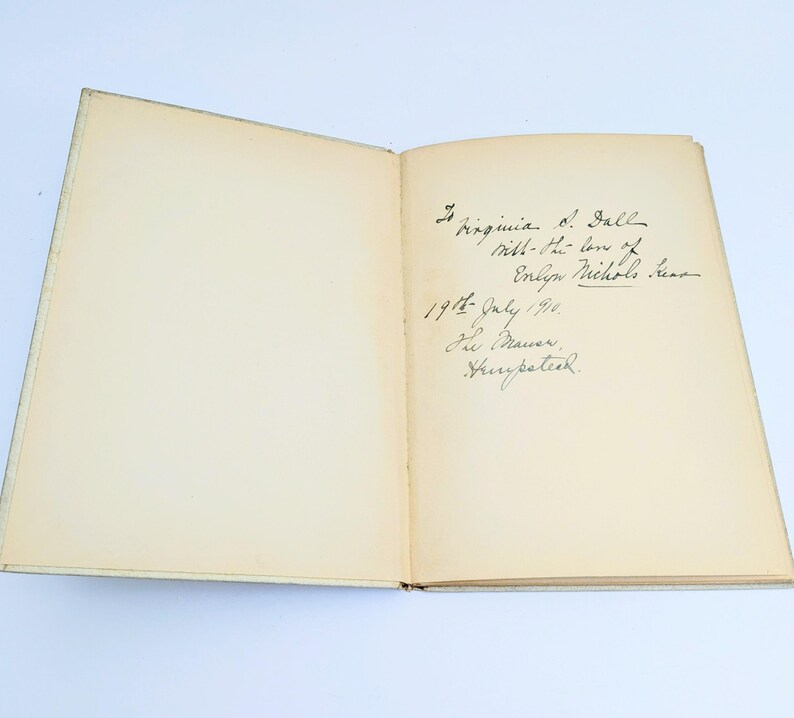 Pu&ograve; includere: Un libro aperto con pagine color crema invecchiate. Iscrizione manoscritta in inchiostro nero sulla pagina destra: "To Virginia O. Dall, with the love of Evelyn Nichols Sena, 1915- July 1910, Je Maver, Humpetech."