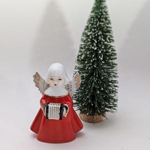 Vintage Angel   musical angel playing an accordion and singing
