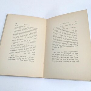 Pu&ograve; includere: Un libro aperto con testo su pagine invecchiate. La pagina sinistra mostra il titolo "The Legend of" e la pagina destra mostra "The Three Kind". Il testo &egrave; in inchiostro nero, con un'estetica vintage.