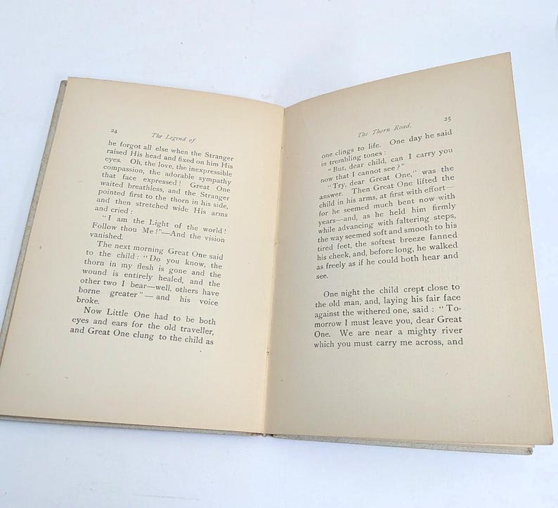 Pu&ograve; includere: Un libro aperto con testo su pagine invecchiate. La pagina sinistra mostra il titolo "The Legend of" e la pagina destra mostra "The Three Kind". Il testo &egrave; in inchiostro nero, con un'estetica vintage.