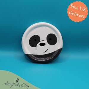 Plato para joyas con forma de panda – Plato para anillos inspirado en Somos Osos – Porta joyas con forma de oso de dibujos animados – Regalo de arcilla hecho a mano – Decoración kawaii para habitación
