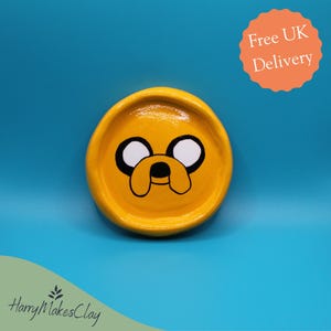 Plato de baratijas de Jake – Plato de barro hecho a mano – Colores y tamaños personalizados – Porta joyas, llaves y monedas – Regalo de Hora de Aventuras – Decoración geek para el hogar