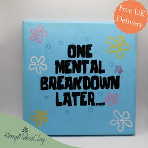 Grappige SpongeBob-tijdkaartkunst: meme-schilderij 'One mental breakdown later'. Herkenbare wanddecoratie, grapcadeau, humor voor geestelijke gezondheid. 20 x 20 cm