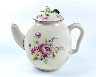 Tetera miniatura vintage Mennecy de 1985, fabricada para el Museo V&A por Franklin Mint. 10 cm de alto.