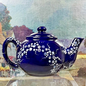 Théière en céramique « Bubble » d'occasion, bleu et blanc, fabriquée artisanalement. Un cadeau unique pour les amateurs de thé.