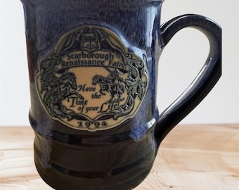 Tazza in ceramica vintage del 1994 della Scarborough Renaissance Faire con smalto blu a goccia, boccale da collezione in gres, cavaliere medievale in giostra, tazza da caffè