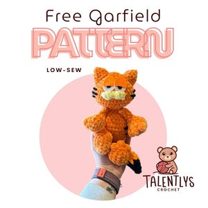 Puede incluir: Un juguete de peluche Garfield tejido a crochet en naranja, amarillo y negro. El juguete está siendo sostenido por una mano que lleva una pulsera negra y blanca. El fondo es un círculo rosa con el texto "Free Garfield Pattern Low-Sew" en negro y rojo. El texto "Talentlys Crochet" está en negro y blanco.