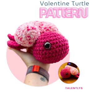 Peut inclure: Un modèle de tortue amigurumi en crochet pour la Saint-Valentin. La tortue est rose et blanche avec des yeux noirs. Le modèle est disponible en téléchargement. L'image comprend également le texte "Valentine Turtle PATTERN" et "TALENTLYS".
