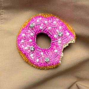 Broche de donut. Broche rosa con cuentas y chispas de colores. Regalo kawaii para amantes de la comida. imagen 1