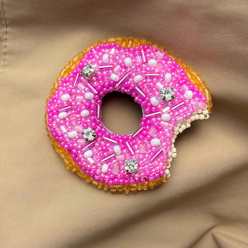 Broche de donut. Broche rosa con cuentas y chispas de colores. Regalo kawaii para amantes de la comida. imagen 1