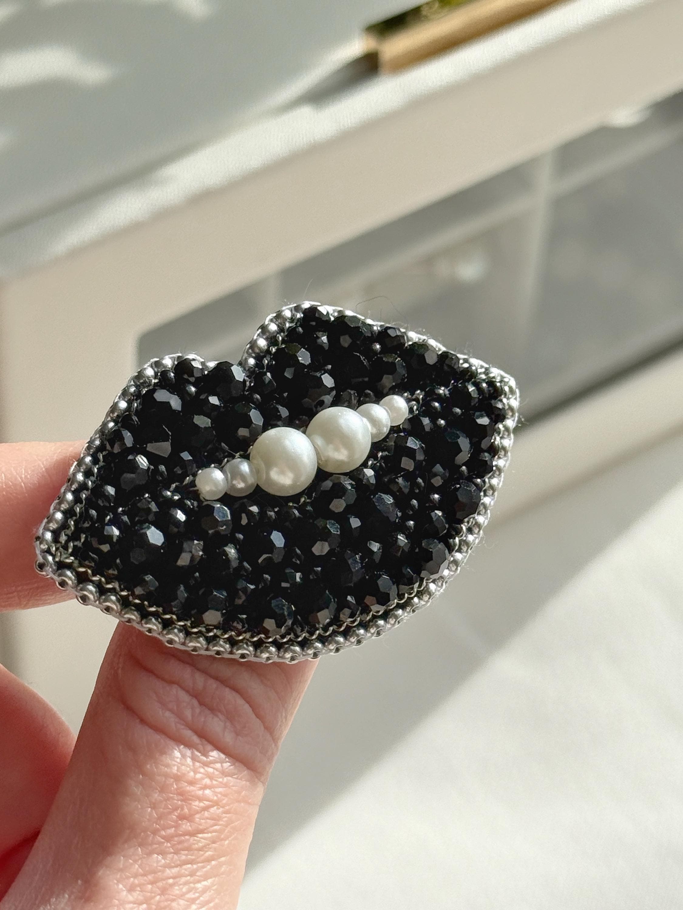 Dali lip brooch - Etsy 日本