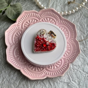 Love Potion-broche met kralen: handgemaakte geborduurde pin met rood hart voor geliefden