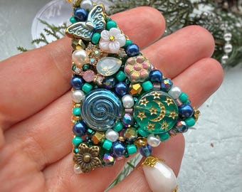 Handmade Beaded Christmas Tree Brooch: Vintage Style Embroidered Pin, Secret Santa Gift