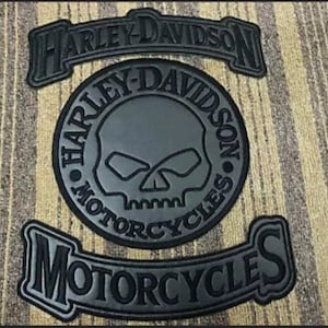 Puede incluir: Parches de motocicleta Harley-Davidson negros con un logotipo de calavera y huesos cruzados y las palabras "Harley-Davidson Motorcycles".