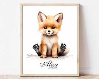 Peut inclure: Une peinture à l'aquarelle d'un renard avec des empreintes de pattes noires. Le renard est assis, les pattes tendues. La peinture est encadrée et porte le nom "Alisa" et la date "26.07.2024" sous le renard.