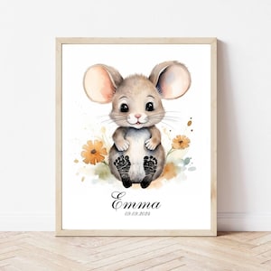 Puede incluir: Una ilustración de acuarela de un lindo ratón gris con huellas negras, sentado en un campo de flores naranjas. El texto "Emma 09.09.2024" está debajo del ratón.