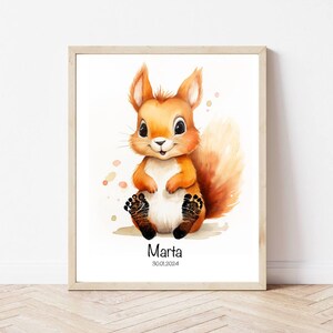 Op de afbeelding: Een aquarel schilderij van een schattig oranje eekhoorn met zwarte voetafdrukken op zijn buik. De eekhoorn zit op een lichtbruine achtergrond met een paar lichtbruine vlekken. Het schilderij is ingelijst in een licht houten lijst. De tekst "Marta 30.01.2024" is onder de eekhoorn gedrukt.