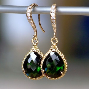 Emerald Green Teardrop Crystal Dangle Earrings, Green Crystal Drop Earrings in Gold, Dainty Emerald Green Earrings, Bridesmaid Earrings