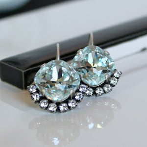 Brincos pendurados de meio halo de cristal azul-celeste claro, brincos de alavanca de cristal azul-claro e prata antiga