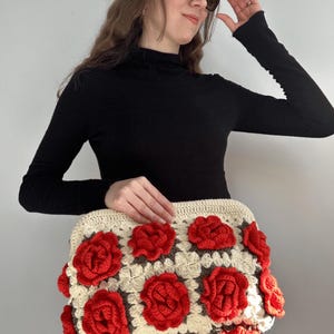 Bolso de Ganchillo con Rosas Rojas,Cartera Artesanal con Flores 3D,Bolso con Cadena Dorada,Regalo Elegante para Mujer Mama,Regalo para ella