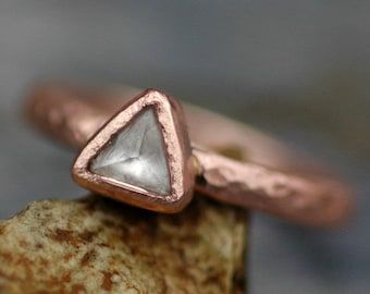 Triángulo sin cortar Macle Diamante crudo en bruto en anillo de compromiso de oro/platino reciclado de 14 k o 18 k: hecho a medida para pedir anillo de diamantes en bruto sin cortar