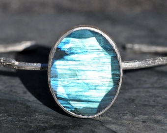 Labradorita azul brillante y pulsera de puño de ramita de plata de ley lista para enviar tamaño considerable hecho a mano