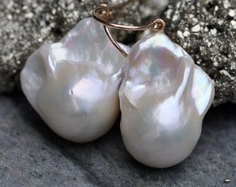 Boucles d'oreilles en or baroques blanches, perles de boule de flamme, prêtes à être expédiées à la main