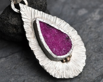 Pendentif fait main en calcite cobalt rose brute en argent sterling, or jaune et or rose