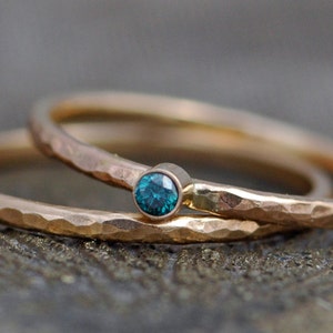 Diamante azul en anillo de compromiso de apilamiento de oro sólido reciclado de 14 k fino: oro blanco o amarillo hecho a pedido hecho a mano imagen 4