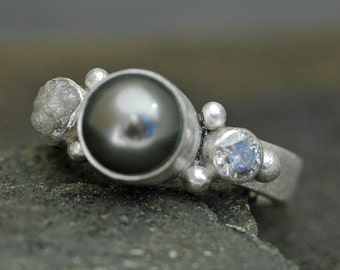 Anillo de plata con perla de Tahití negra, diamante en bruto y diamante tallado hecho a mano