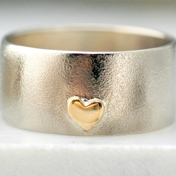 Alianza de boda de oro blanco con corazón de oro amarillo - Hecha a mano y personalizada