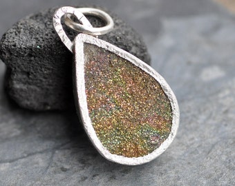 Pirita arco iris áspera Druzy en colgante de plata de ley hecho a pedido hecho a mano