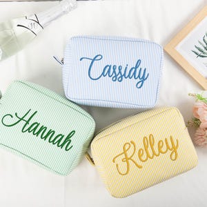 Personalisierte Stickerei Kosmetiktasche, Brautjungfer Geschenk Tasche, Brautjungfer Geschenk, Geschenk für Sie, Muttertagsgeschenk, Brautparty Geschenke, Seersucker Make-up
