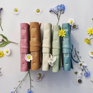 Mini Lederbuch - wählen Sie Ihre eigenen - Regenbogen Farben - A7 blanko oder liniert, handgebundenes Taschenbuch - 10 x 3 cm