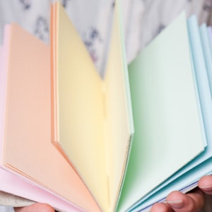 Rainbow Leather Wrap Journal Handgebonden lederen blanco of gelinieerd boek 6 x 4 Aangepast Pastel Multi Color Pages A6 afbeelding 3