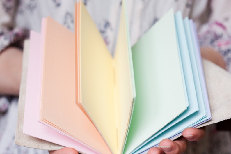 Rainbow Leather Wrap Journal Handgebonden lederen blanco of gelinieerd boek 6 x 4 Aangepast Pastel Multi Color Pages A6 afbeelding 3