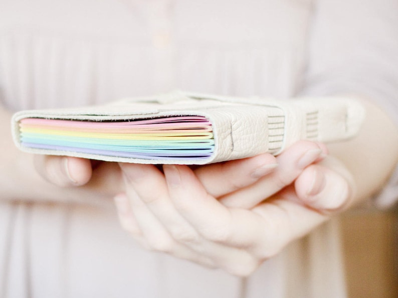 Rainbow Leather Wrap Journal Handgebonden lederen blanco of gelinieerd boek 6 x 4 Aangepast Pastel Multi Color Pages A6 afbeelding 1